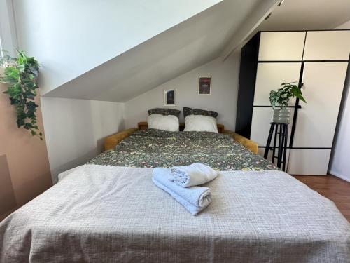 a bedroom with a bed with two towels on it at Septembre dernières dispo - Le Refuge Urbain - Comfy studio near Paris and Disneyland in Le Perreux-Sur-Marne