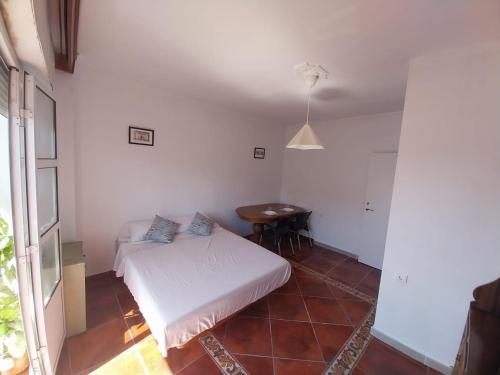 Postel nebo postele na pokoji v ubytování Habitación F Aire Acondicionado y balcón