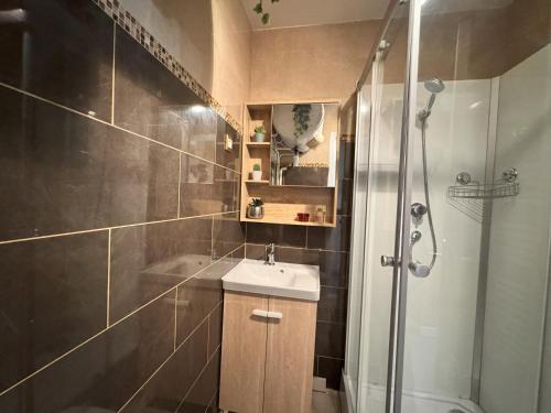 a bathroom with a sink and a shower at Septembre dernières dispo - Le Refuge Urbain - Comfy studio near Paris and Disneyland in Le Perreux-Sur-Marne