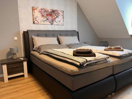a bed with two towels on it in a bedroom at Ferienwohnung Weseker Auszeit in Borken