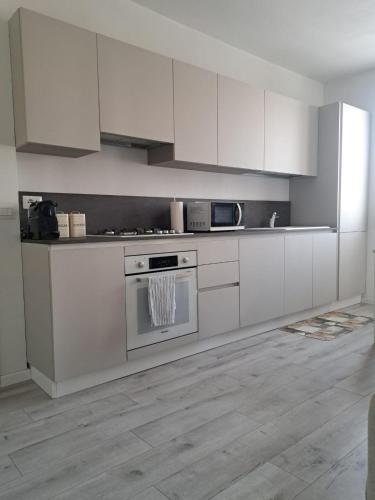 L'Aldina - intero appartamento 2 camere ristrutturato Top a 2 passi dal centroにあるキッチンまたは簡易キッチン