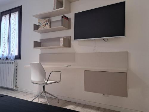 L'Aldina - intero appartamento 2 camere ristrutturato Top a 2 passi dal centroにあるテレビまたはエンターテインメントセンター