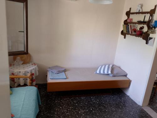 Postel nebo postele na pokoji v ubytování Christos House, New Vrasna