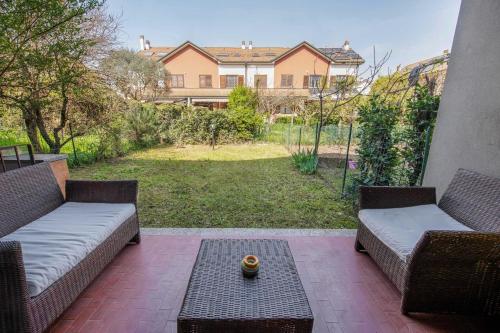 un patio con 2 divani e un tavolo di Villa - Free Parking - Garden - Quiet a Segrate