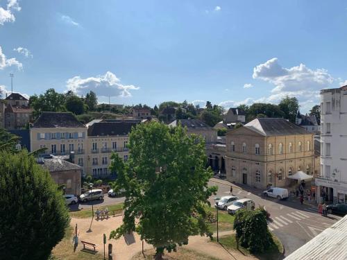 eine Stadt mit Autos auf einem Parkplatz in der Unterkunft Bristol Manor N20 terrasse cuisine et chambre in Néris-les-Bains