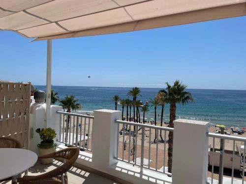 a balcony with a view of the beach at H&B COSTABLANCA in Villajoyosa