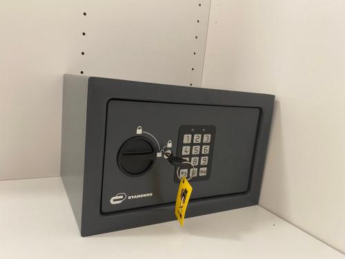 a small microwave with a yellow tag on it at Pebble Beach in San Miguel de Abona