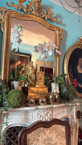 a mirror with flowers on top of a table at Art action room in Villanovafranca