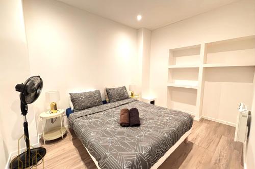 a bedroom with a bed in a room at Le St Roch - Chic & Pratique in Roanne