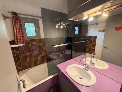 une salle de bain avec deux lavabos et un comptoir rose dans l'établissement Les Saisies - 2 pièces cabine pour 5 pers, animaux tolérés, tout équipé - FR-1-293-119, aux Saisies