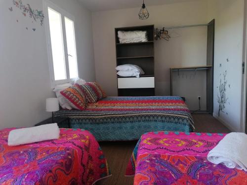 Ένα ή περισσότερα κρεβάτια σε δωμάτιο στο Comme à la maison, T3 tout confort pour 8, jardin au calme