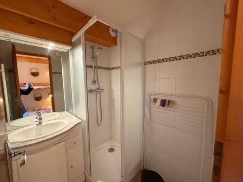 une salle de bain blanche avec un lavabo et une douche dans l'établissement Studio Cabine avec Balcon Sud, 4 Couchages, Equipé, Vue Pistes - FR-1-293-178, aux Saisies