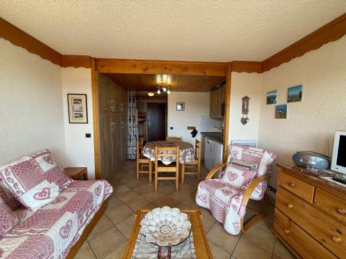 un salon avec un canapé et une table dans l'établissement Studio Cabine avec Balcon Sud, 4 Couchages, Equipé, Vue Pistes - FR-1-293-178, aux Saisies