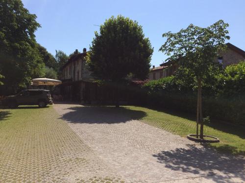 a small tree in the middle of a driveway at Rustico di Benellini Angela in Polpenazze del Garda