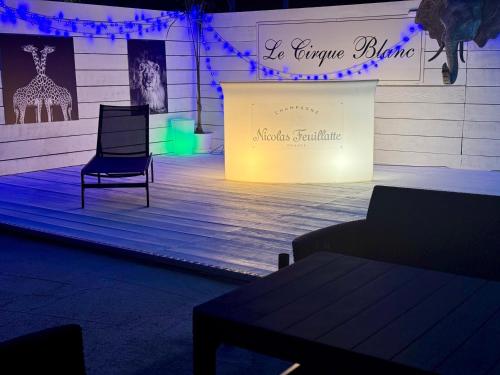 Φωτογραφία από το άλμπουμ του Bungalow avec piscine στην Αντίμπ