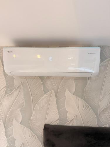 a close up of a white stove top oven at Apartament studio in Durleşti