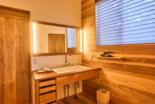 Φωτογραφία από το άλμπουμ του 日照雨 SOBAE Stream Villa YAKUSHIMA Private villa on the river in the primeval forest σε Yudomari