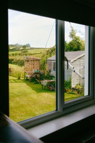 an open window with a view of a yard at The Studio in Georgeham
