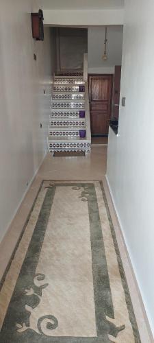 a hallway with a rug on the floor of a store at Tatawi in Ouai Hourri