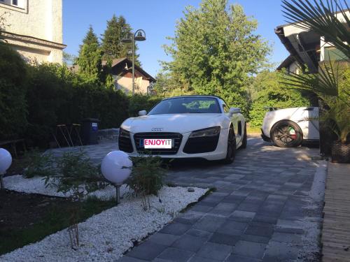 ein weißes Auto, das in der Einfahrt eines Hauses parkt in der Unterkunft Enjoyit-WS in Velden am Wörthersee