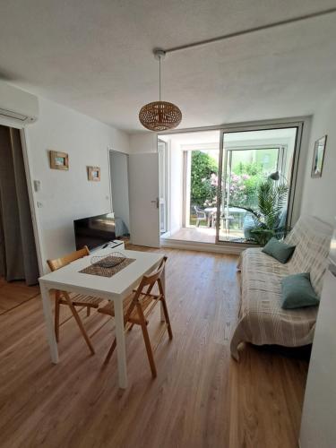 Appartement refait à neuf, climatisé, en rez-de-jardin, à 30 secondes de la plage