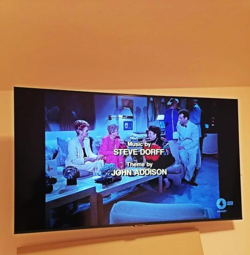 Una televisión o centro de entretenimiento en B&B Maya