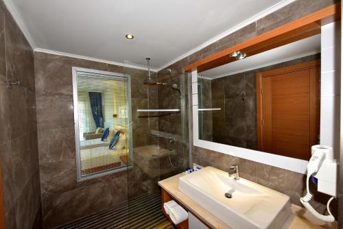 a bathroom with a sink and a mirror at Jasmin Beach Hotel in Gümbet