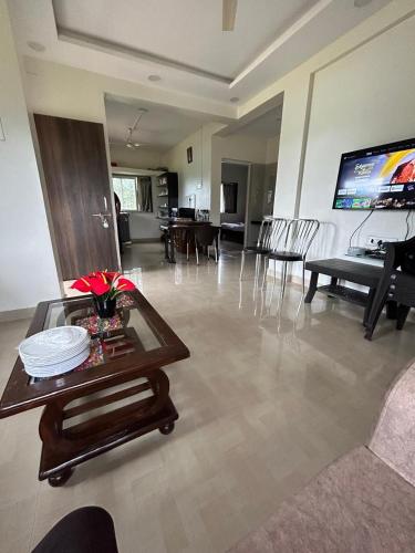 Μια τηλεόραση ή/και κέντρο ψυχαγωγίας στο 4Bhk lake view lavasa vila