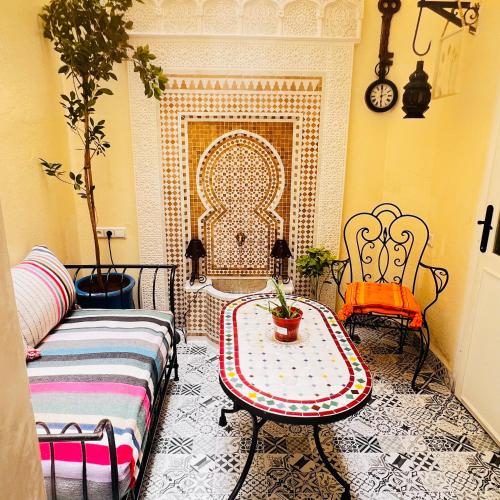 a living room with a couch and a table at Appartement proche aeroport in Marrakech