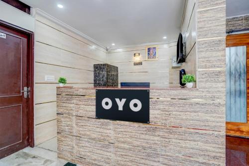 a lobby with a qo sign on a wall at Hotel O Heera Palace in Jaipur