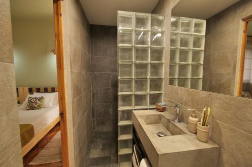 ディリジャンにあるDaravand Guest Houseの洗面台とシャワー付きのバスルーム