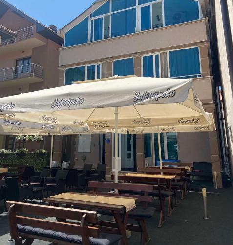 Un restaurante o sitio para comer en Sobe restoran Beba