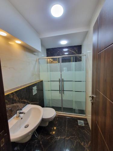 Un baño de شقة مفروشه فاخرة للايجار الاردن عمان