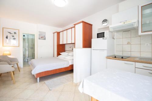 a small room with two beds and a kitchen at Villa Alesa Steva in Tučepi