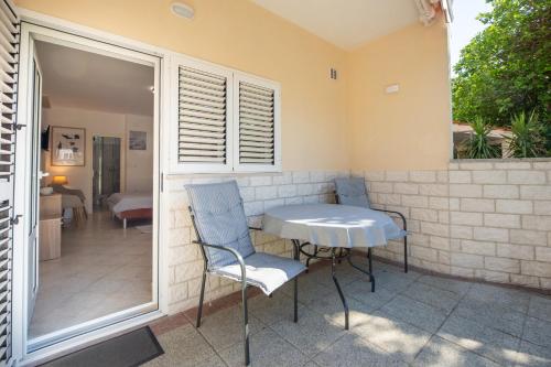 a patio with a table and chairs on a porch at Villa Alesa Steva in Tučepi