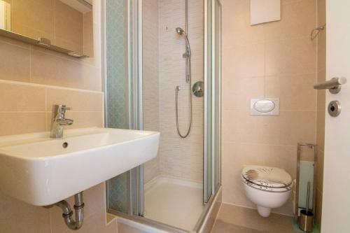 a bathroom with a sink and a shower and a toilet at Exklusive 1-Zimmer-Wohnung in KA-Stadt in Karlsruhe