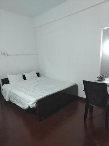 Cama o camas de una habitación en Chandima Guest House and Walkers Pub
