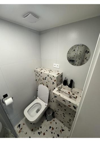 - une salle de bains sale pourvue de toilettes et d'un lavabo dans l'établissement Studio Okruh, à Nový Lískovec