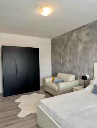 a bedroom with a bed and a couch at Villa Carlotta in Salionze