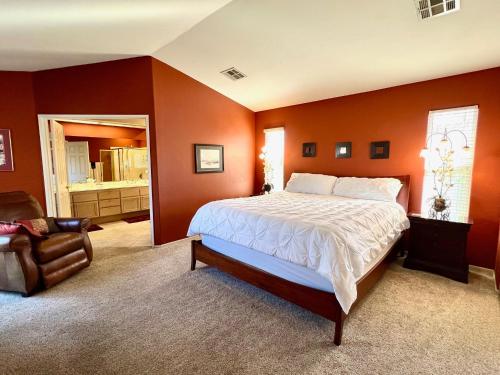 Postel nebo postele na pokoji v ubytování Casa Milan - Saltwater Pool - Mtn Views - La Quinta Home