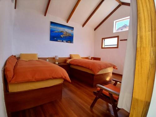 a bedroom with two twin beds and a window at Ecolodge Santo Campo in Isla de Sol