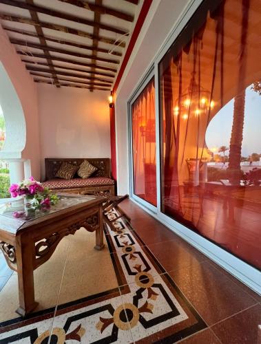 ein Wohnzimmer mit Sofa und Tisch in der Unterkunft Domina Coral Bay Private Studios - Harem - Blocco 60 in Sharm El Sheikh