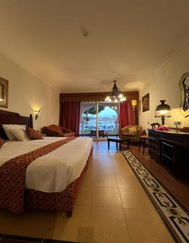 ein Hotelzimmer mit zwei Betten und einem Schreibtisch in der Unterkunft Domina Coral Bay Private Studios - Harem - Blocco 60 in Sharm El Sheikh