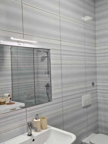 Un baño de Agda Home Gjiri i Lalezit