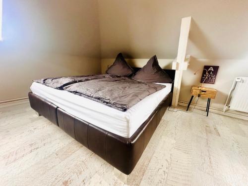 a bedroom with a large bed in a room at Ankerplatz Neumünster, Parkplatz in Neumünster