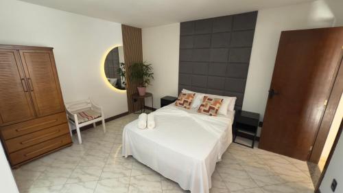 Ένα ή περισσότερα κρεβάτια σε δωμάτιο στο Flats do Cabo e Suítes