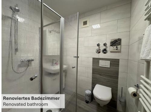 Ένα μπάνιο στο Seeblick Apartment am Walchensee
