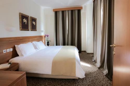 Chloe Luxury Hotelにあるベッド