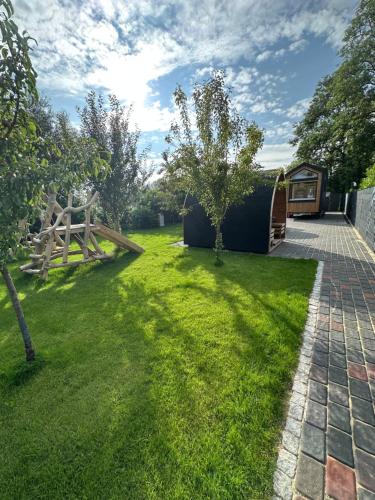 a garden with a shed and a tree at my-tinyhouse in Neuendorf-Sachsenbande