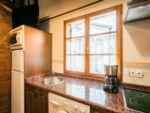 a small kitchen with a sink and a window at Apartamentos Rurales Les Martes in Felechosa